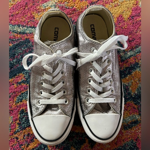 Converse | Unisex distressed silver lace up sneakers.  Mens sz 5, Women’s sz 7 - Picture 4 of 11